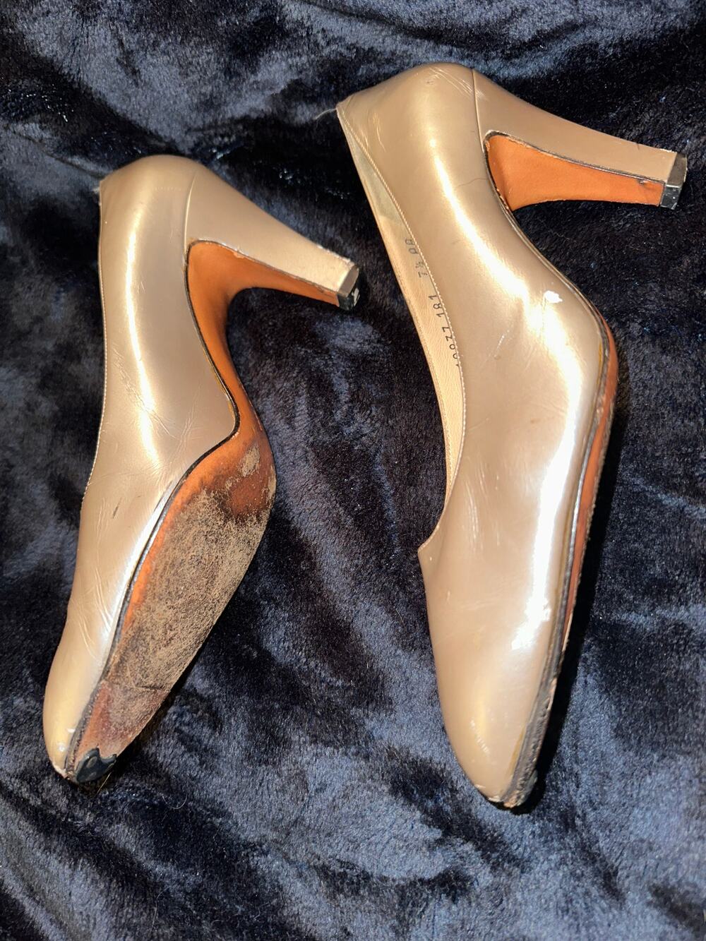 FERRAGAMO BEIGE SUBTLY METALLIC LEATHER PUMPS 7.5N